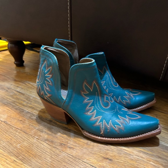 Shoes - Ariat Dixon 8.5
